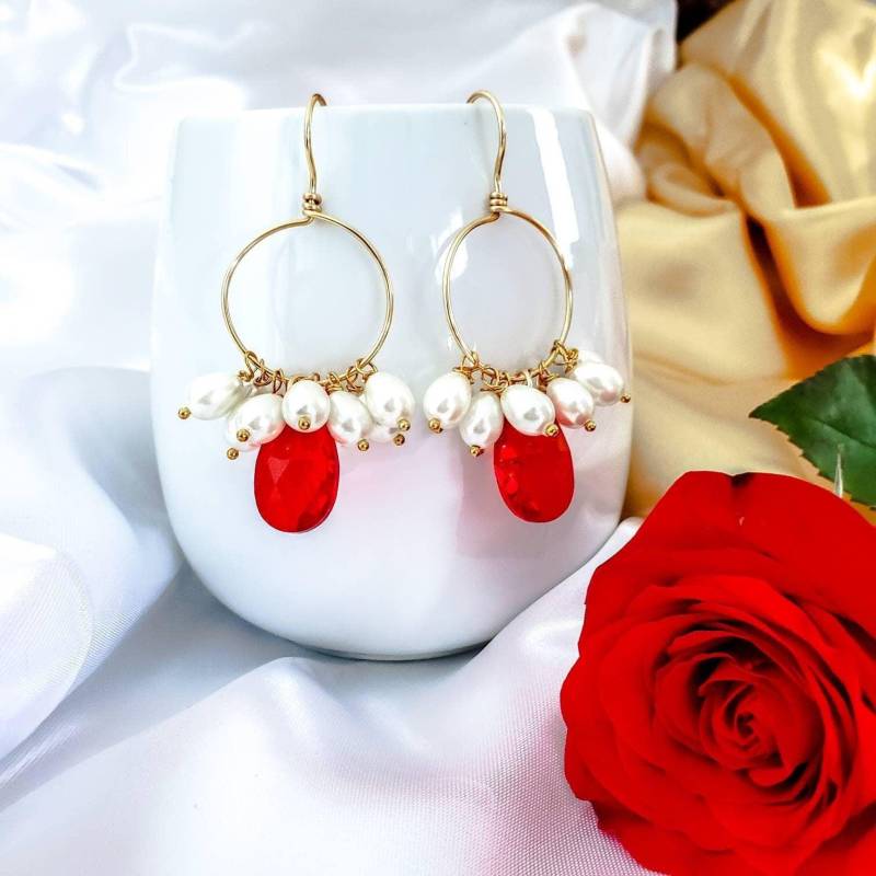 Perlen Creolen Gold, Baumelnde Creolen, Dünne Goldene Kristall von JewerlyLizzFranco