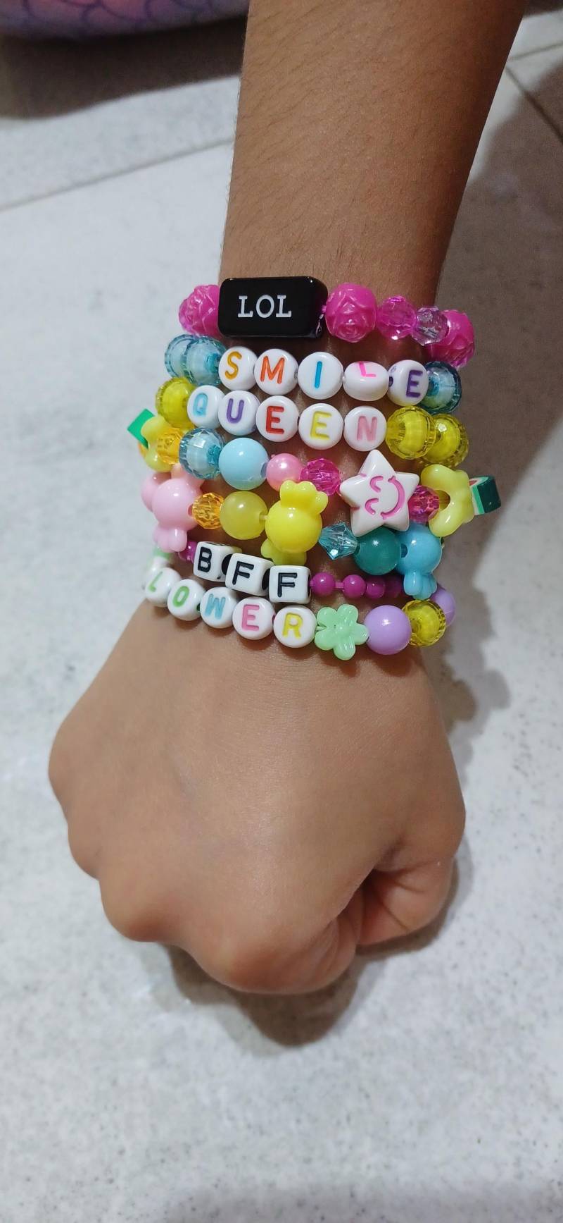 Handgemachte Armbänder Für Kleine Mädchen Und Teens // Set Acryl Perlen 7 Teiliges von Jewllerywithmalika