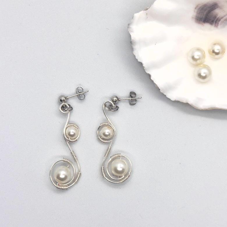 Silver Pearl Earrings | Handmade Wire With Pearls Elegant Boho Style Minimalist Light To Wear von JewlsBySenija