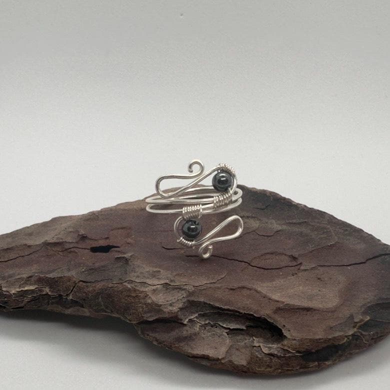 Silver Wire Wrapped Ring With Hematite Crystal | Swirl Look Boho Minimalist Jewlery von JewlsBySenija