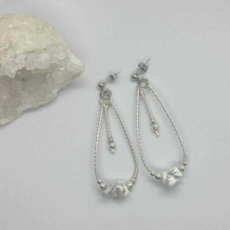Teardrop Silver Earrings With Howlite Crystal | Wire Wrapped Jewlery Symetrical Lightweight von JewlsBySenija