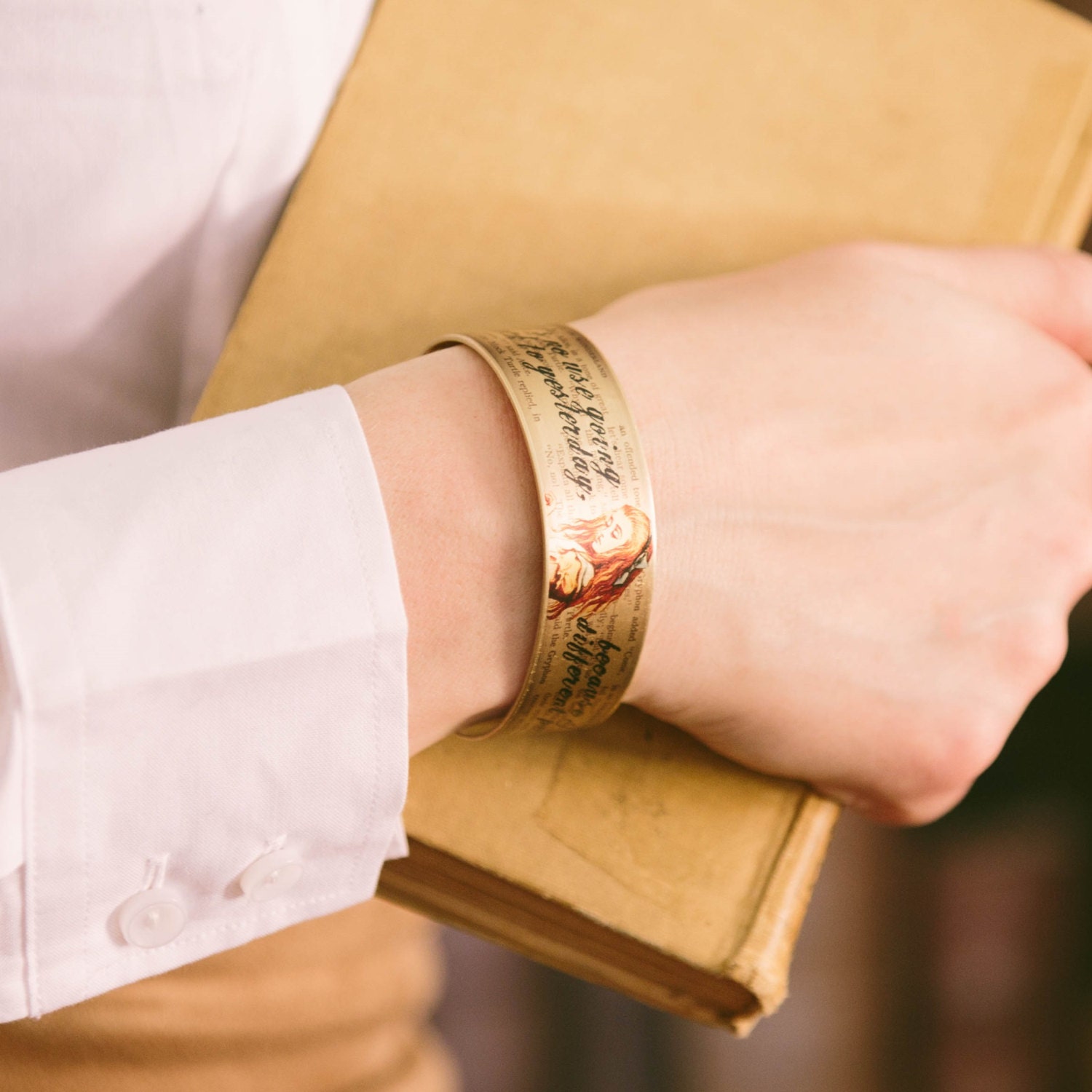 Alice Im Wunderland Manschettenarmband - Kindergeschichtelewis Carroll Schmuck Bücherwurm Geschenk Schriftsteller Alice Im Wunderland Manschettenarmband - Kindergeschichtelewis Carroll Schmuck Bücherwurm Geschenk Schriftsteller von JezebelCharms