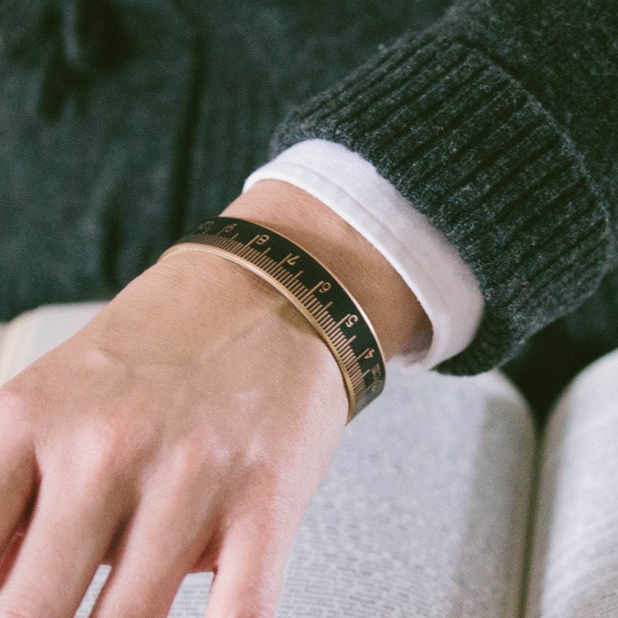 Maßband Armband - Geschenk Für Mama Handwerker Lineal Skinny Cuff cm Und Mm Nähe Geschenke Schneiderin Maßband Armband - Geschenk Für Mama Handwerker Lineal Skinny Cuff cm Und Mm Nähe Geschenke Schneiderin von JezebelCharms