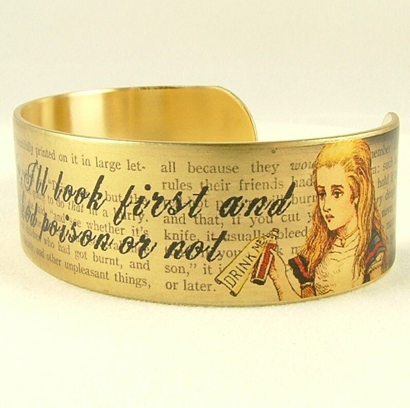 Trink Mich Schmuck - Alice Im Wunderland Zitat Messing Armreif von JezebelCharms