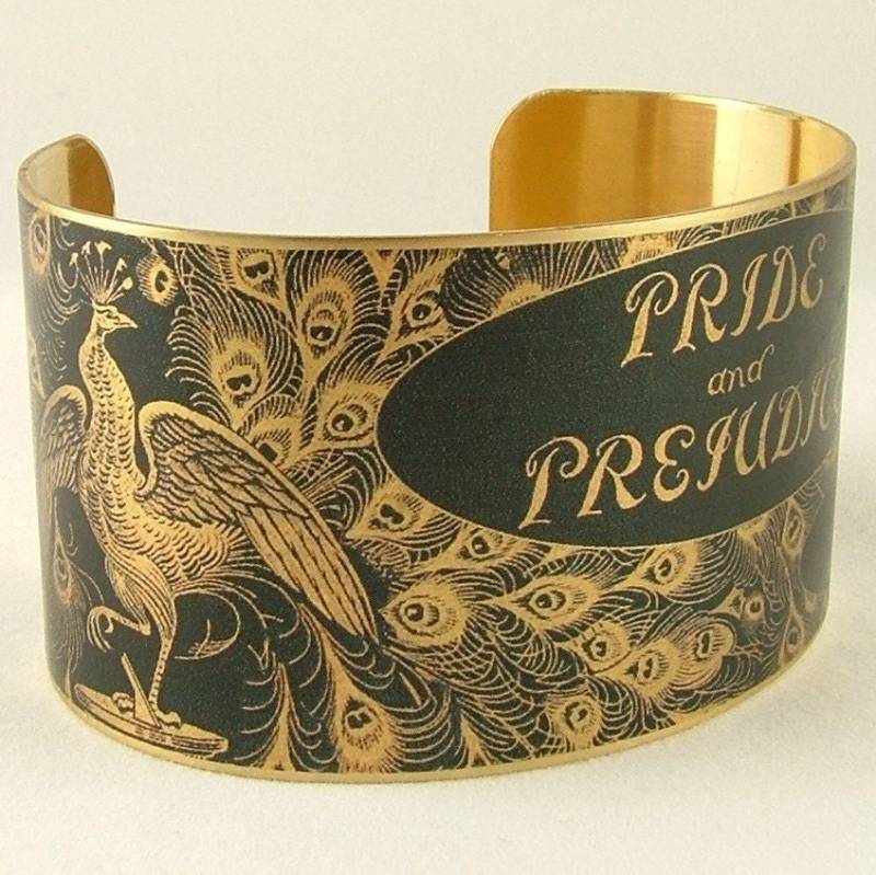 stolz Und Vorurteil Schmuck - Pfau Buch Cover Kunst Armspange Aus Messing in Dunkelblau Marine von JezebelCharms