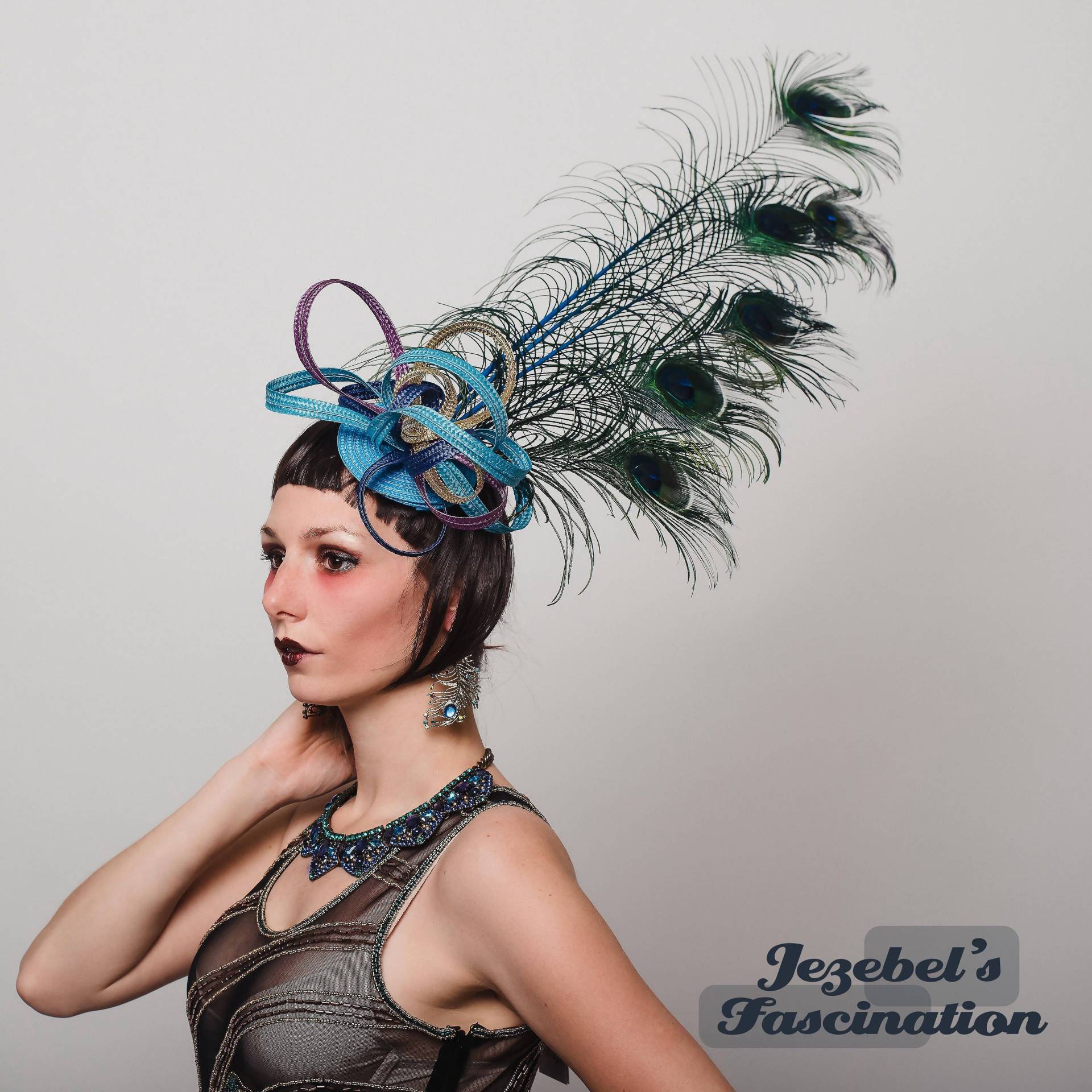 Lila Blau Gold Pfau Feder Fascinator Große Petrol Aqua Big Showman Hatinator Loop Garden Tea Party Kopfschmuck Derby Pferd Lila Blau Gold Pfau Feder Fascinator Große Petrol Aqua Big Showman Hatinator Loop Garden Tea Party Kopfschmuck Derby Pferd von JezebelsFascination