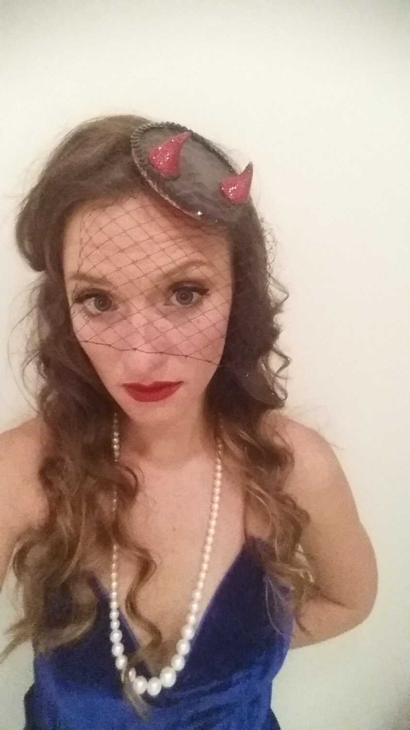 Teufel Rot Glitzer Hörner Fascinator Pin Up Rockabilly Neuheit Lustig Birdcage Schleier Kopfschmuck Psychobilly Burlesque Halloween Kostüm Hut Braut Teufel Rot Glitzer Hörner Fascinator Pin Up Rockabilly Neuheit Lustig Birdcage Schleier Kopfschmuck Psychobilly Burlesque Halloween Kostüm Hut Braut von JezebelsFascination