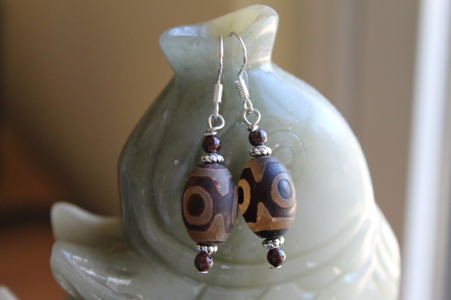 Alte Braun Achat Mit Roten Granat Ohrringe, Sterling Silber Haken von JianBeadsJewelry