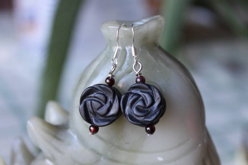 Black Onyx Geschnitzte Blumenohrringe, Sterling Silber Haken von JianBeadsJewelry
