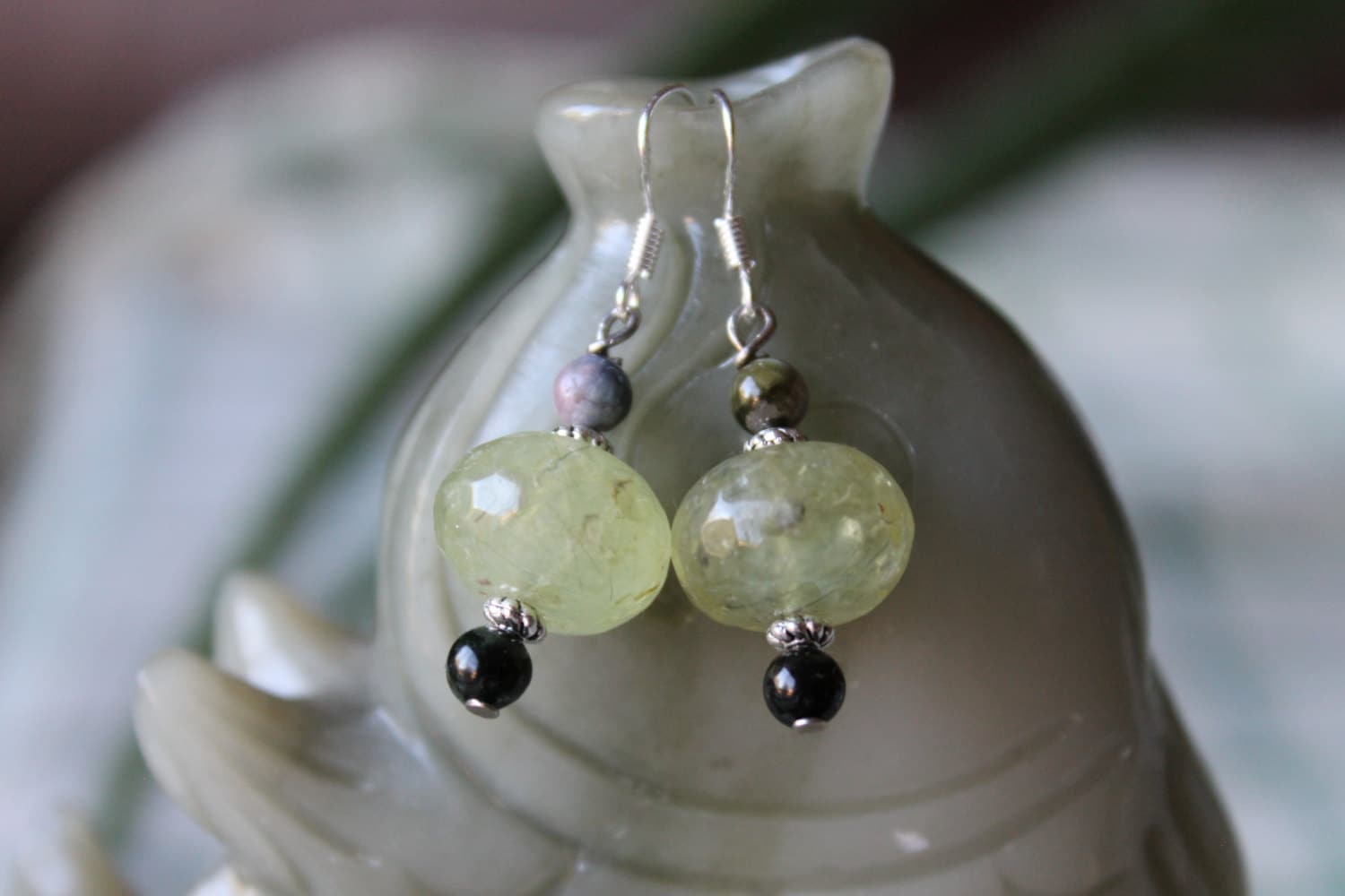 Facettierte Licht Grün Quarz Mit Turmalin Ohrringe, Sterling Silber Haken von JianBeadsJewelry