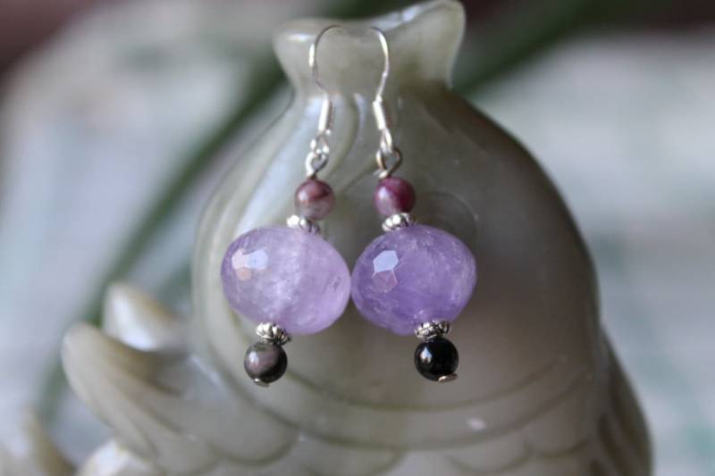 Facettierte Licht Lila Amethyst Mit Turmalin Ohrringe, Sterling Silber Haken von JianBeadsJewelry