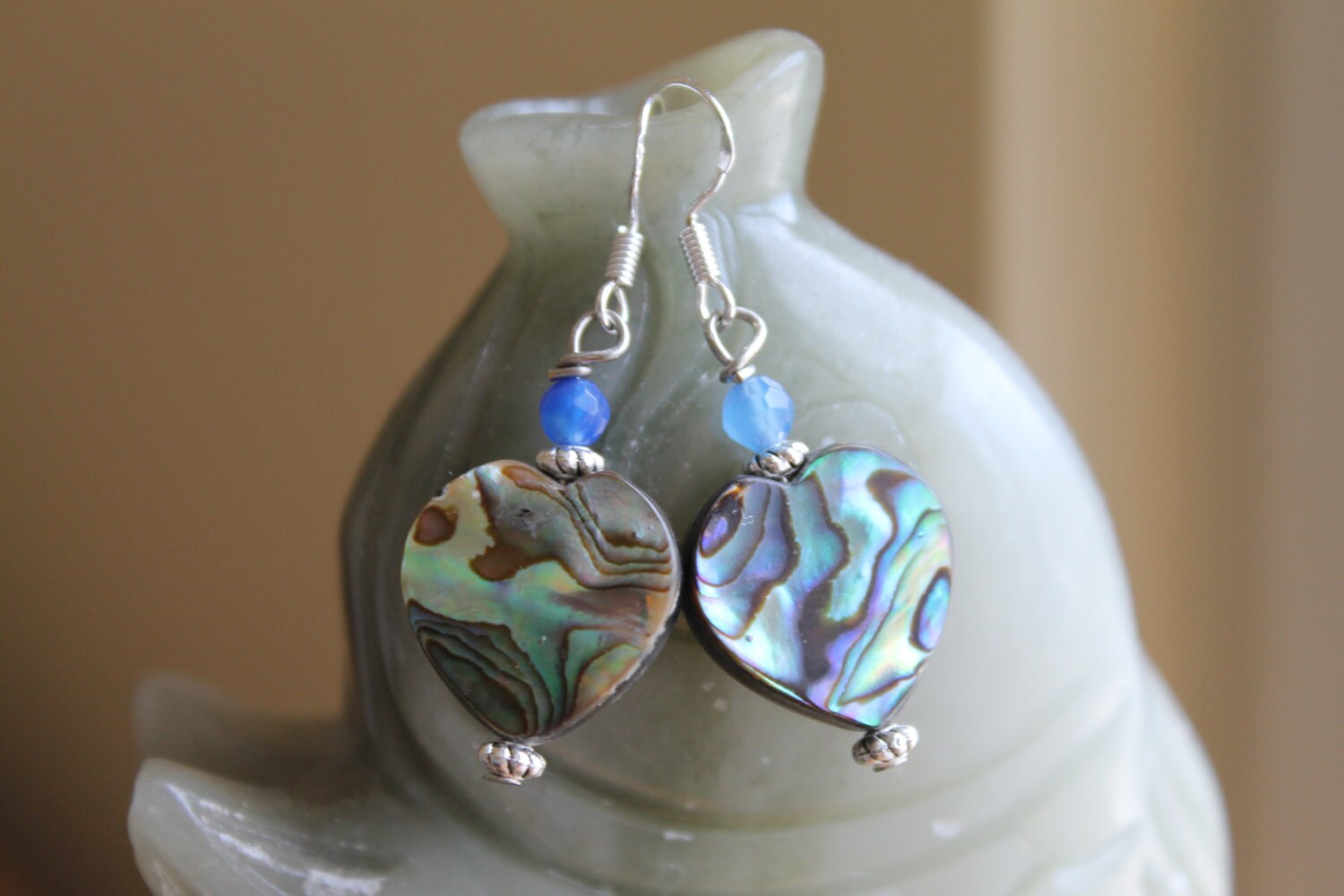 Herzform Abalone Ohrringe Mit Blauen Facettierte Achate, Sterling Silber Haken von JianBeadsJewelry