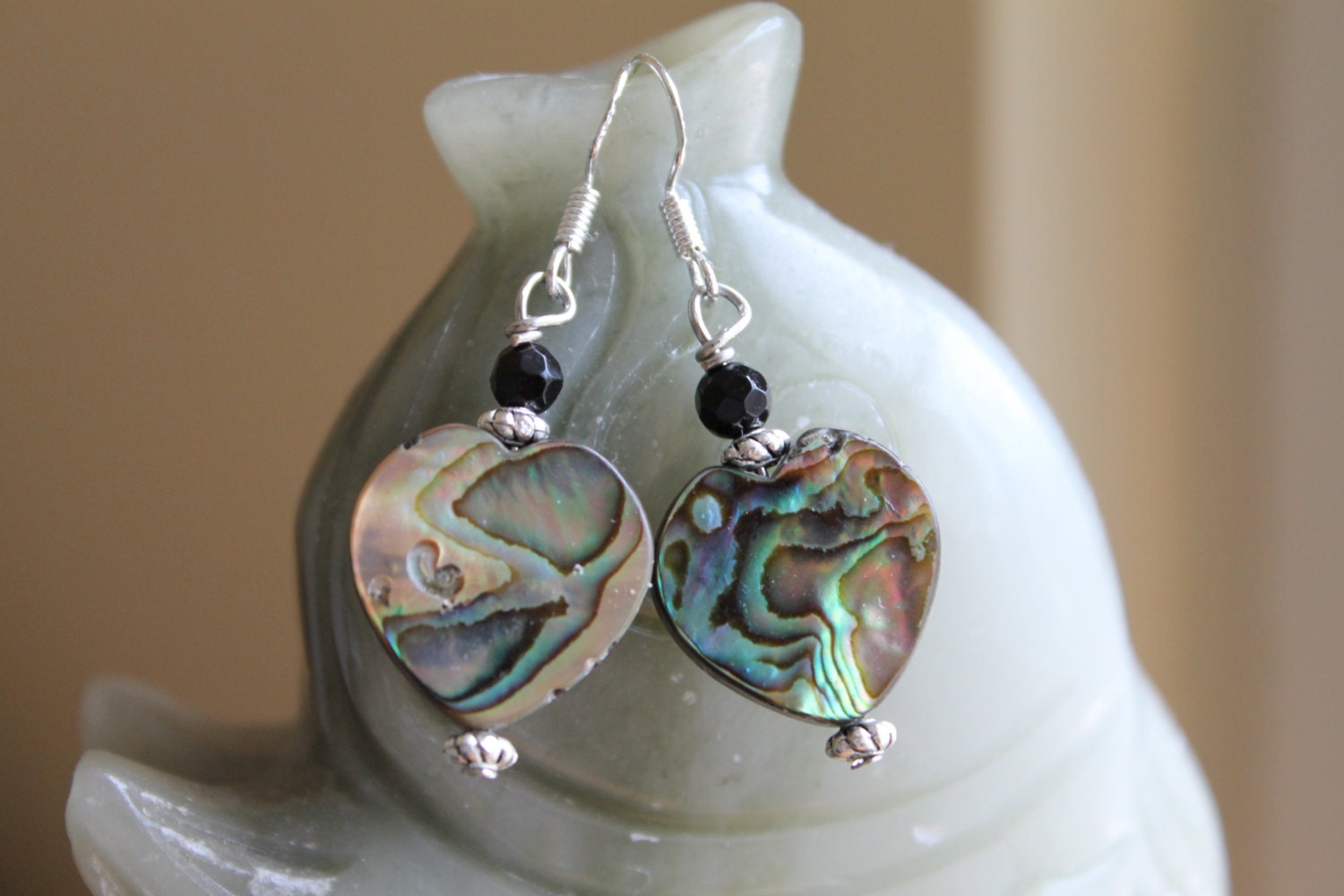Herzform Abalone Ohrringe Mit Schwarzen Facettierten Achat, Sterling Silber Haken von JianBeadsJewelry