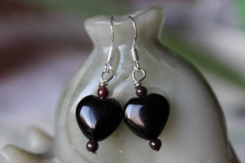 Kleine Herz Form Schwarz Onyx Ohrringe, Sterling Silber Haken von JianBeadsJewelry
