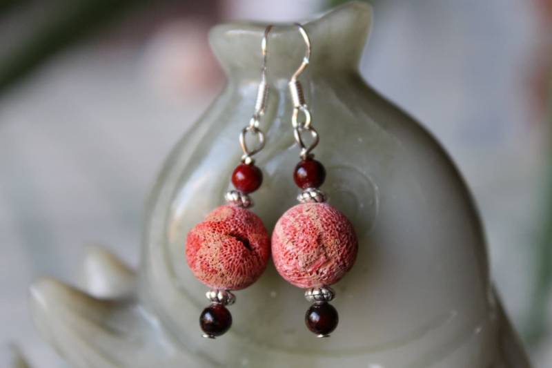 Kleine Korallen Ohrringe, Sterling Silber Haken von JianBeadsJewelry