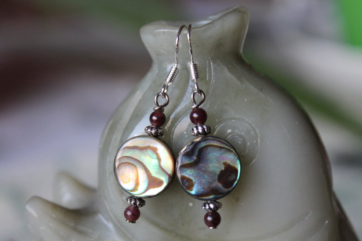 Kleine Münze Abalone Mit Roten Granat Ohrringe, Sterling Silber Haken von JianBeadsJewelry