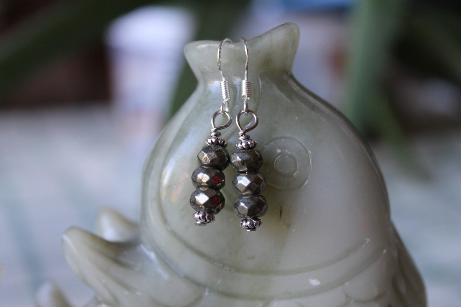 Kleine Pyrit Ohrringe, Sterling Silber Haken von JianBeadsJewelry