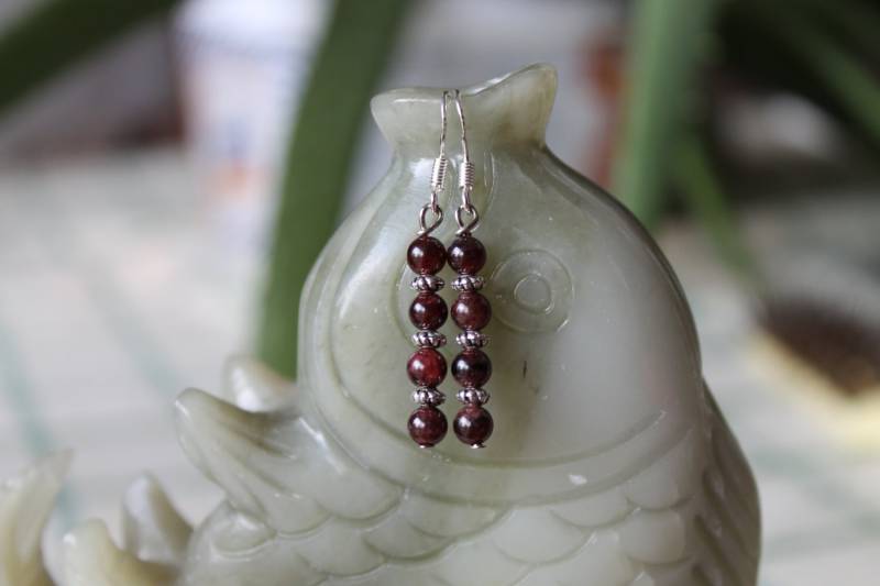 Kleine Rote Granat Ohrringe, Sterling Silber Haken von JianBeadsJewelry