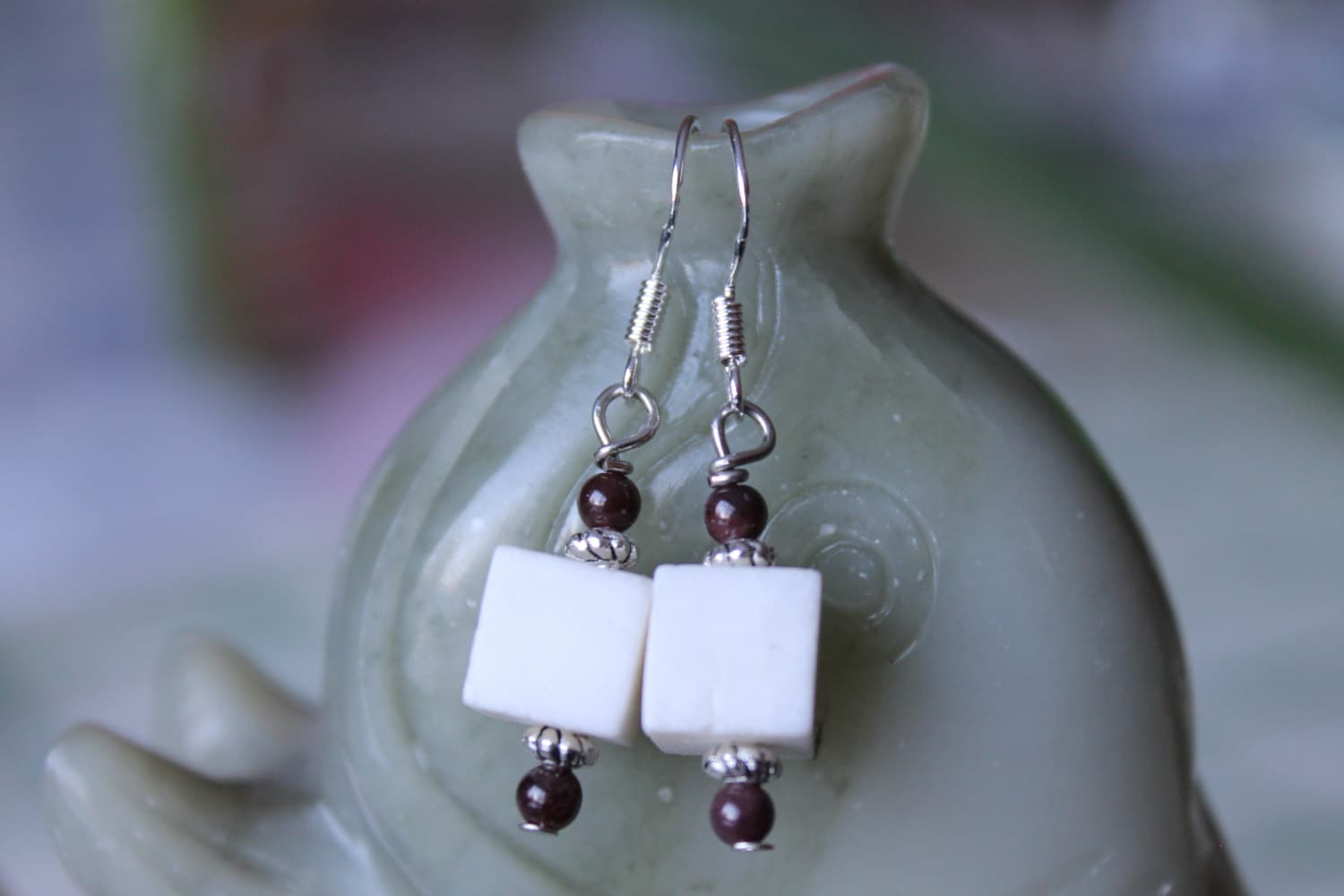 Kleine Weiß Cube Koralle Mit Roten Granat Ohrringe, Sterling Silber Haken von JianBeadsJewelry