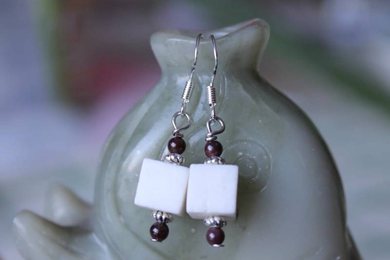 Kleine Weiß Cube Koralle Mit Roten Granat Ohrringe, Sterling Silber Haken von JianBeadsJewelry