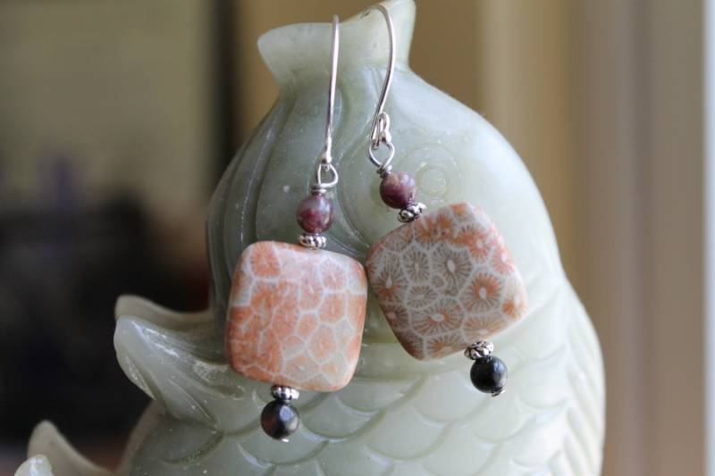 Korallen Fossil Mit Turmalin Ohrringe, Sterling Silber Haken von JianBeadsJewelry
