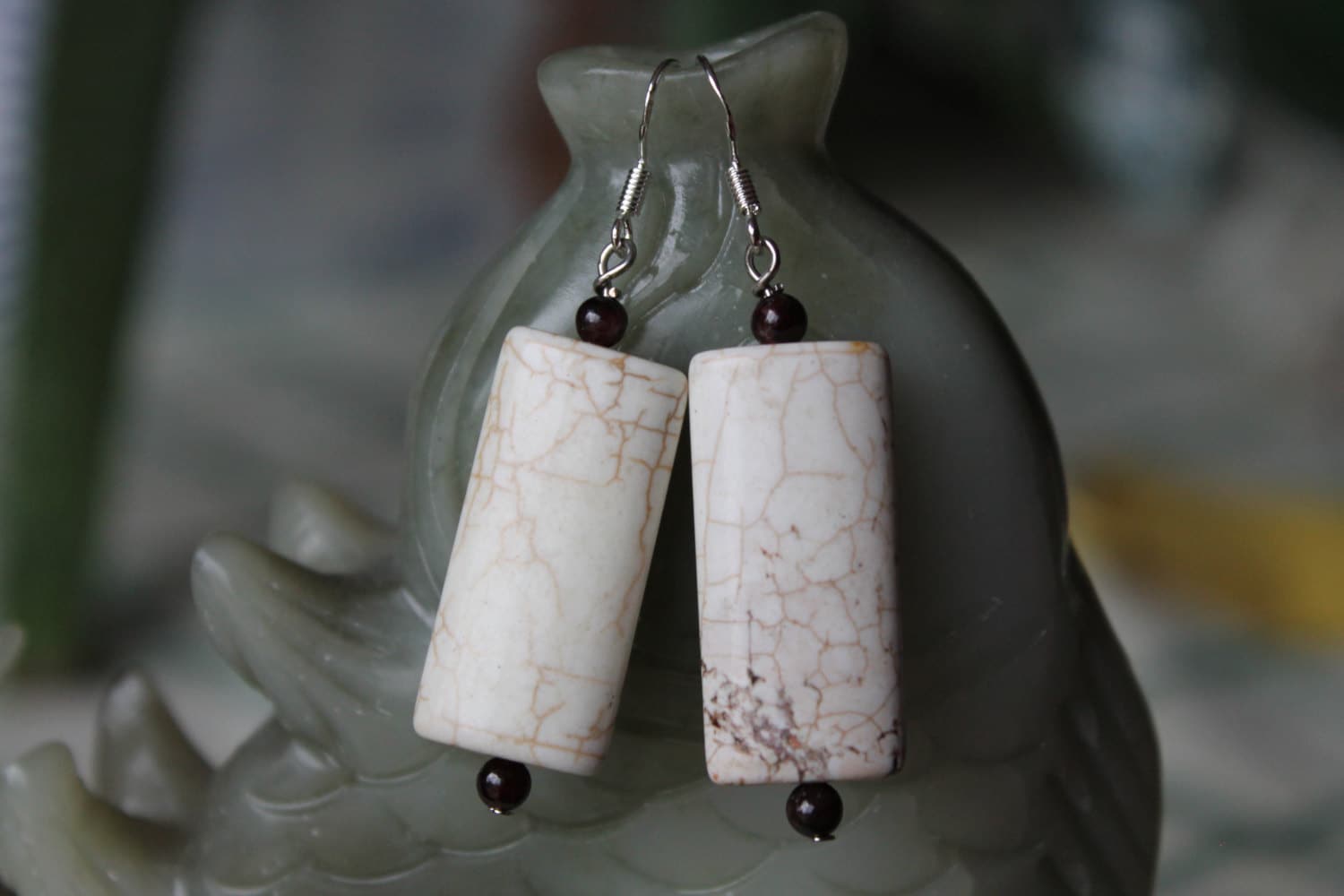 Lange Weiß Türkis Mit Roten Granat Ohrringe, Sterling Silber Haken von JianBeadsJewelry