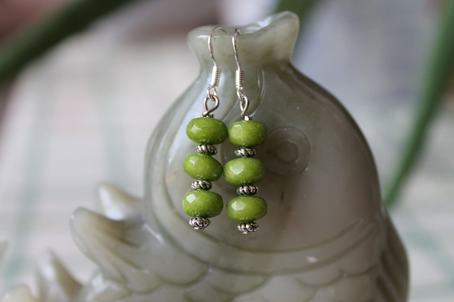 Leichte Grüne Jade Ohrringe, Sterling Silber Haken von JianBeadsJewelry