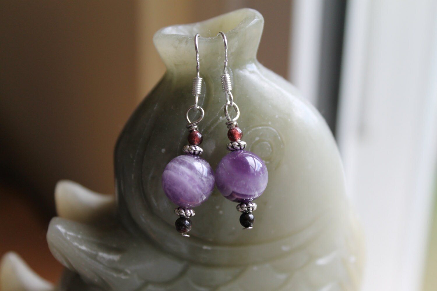 Lila Runde Natürliche Amethyst Mit Roten Granat Ohrringe, Sterling Silber Haken von JianBeadsJewelry