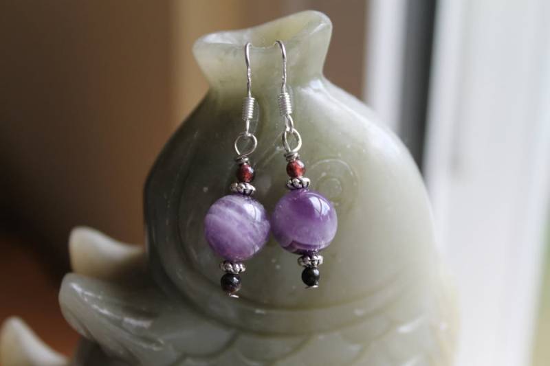 Lila Runde Natürliche Amethyst Mit Roten Granat Ohrringe, Sterling Silber Haken von JianBeadsJewelry