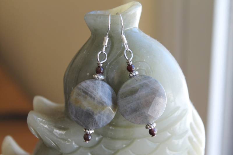 Münze Labradorit Mit Roten Granat Ohrringe, Sterling Silber Haken von JianBeadsJewelry