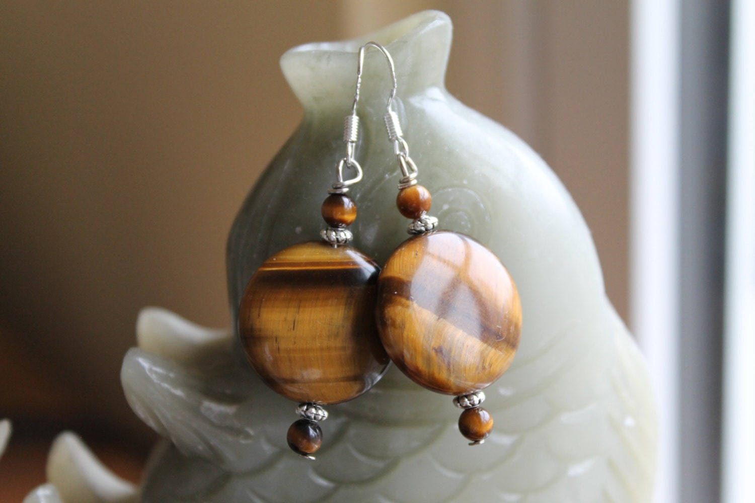 Münze Tigerauge Mit Roten Granat Ohrringe, Sterling Silber Haken von JianBeadsJewelry