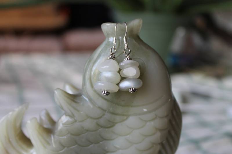Natürliche Freiform Mondsteinohrringe, Sterling Silber Haken von JianBeadsJewelry