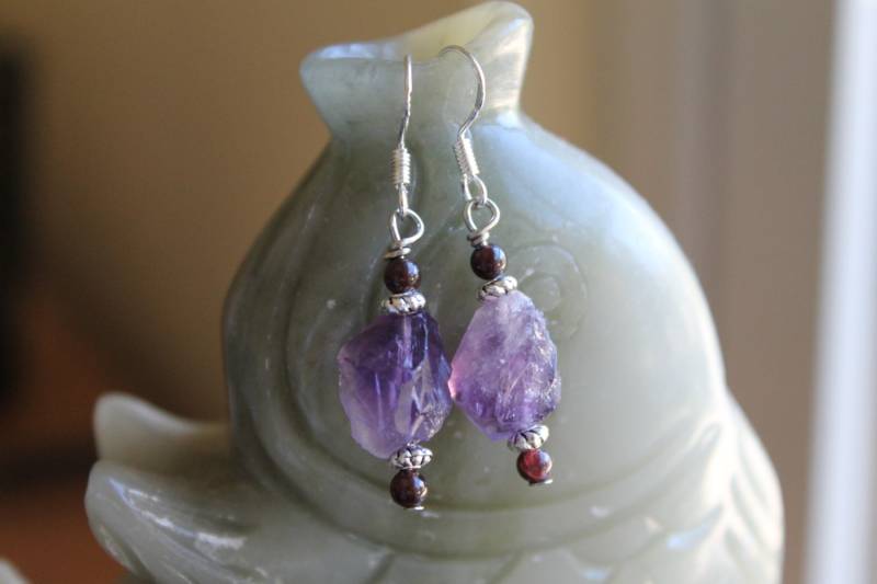 Niedliche Kleine Natürliche Freiform Rock Amethyst Ohrringe, Sterling Silber Haken von JianBeadsJewelry