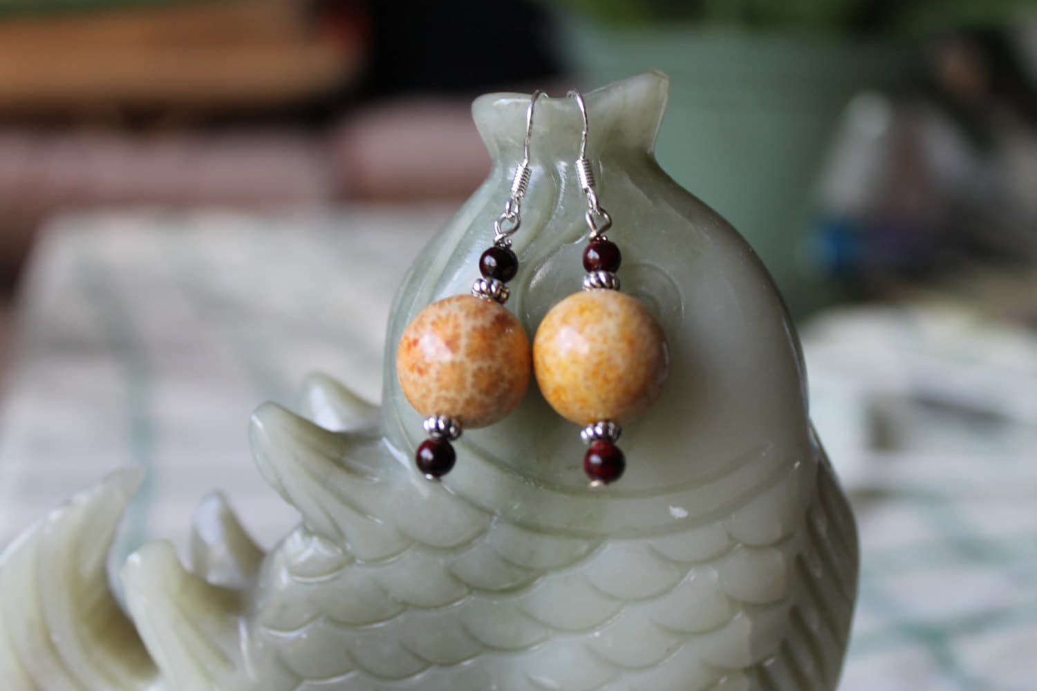 Runde Korallen Fossil Ohrringe, Sterling Silber Haken von JianBeadsJewelry