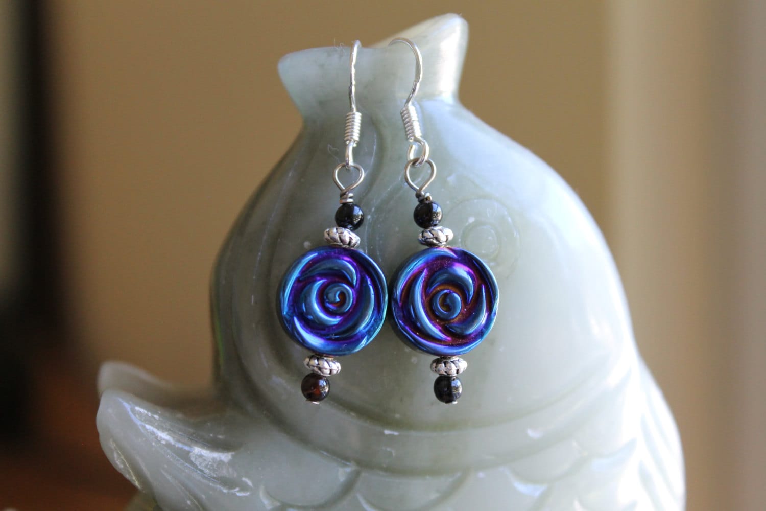 Schöne Blaue Hämatit Blumenohrringe, Sterling Silber Haken von JianBeadsJewelry