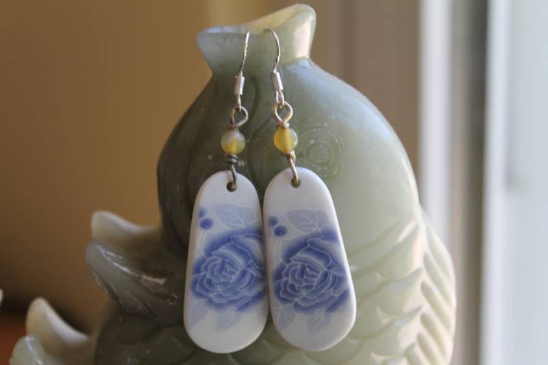 Schöne Blaue Und Weiße Keramik Mit Achatohrringe, Sterling Silber Haken von JianBeadsJewelry