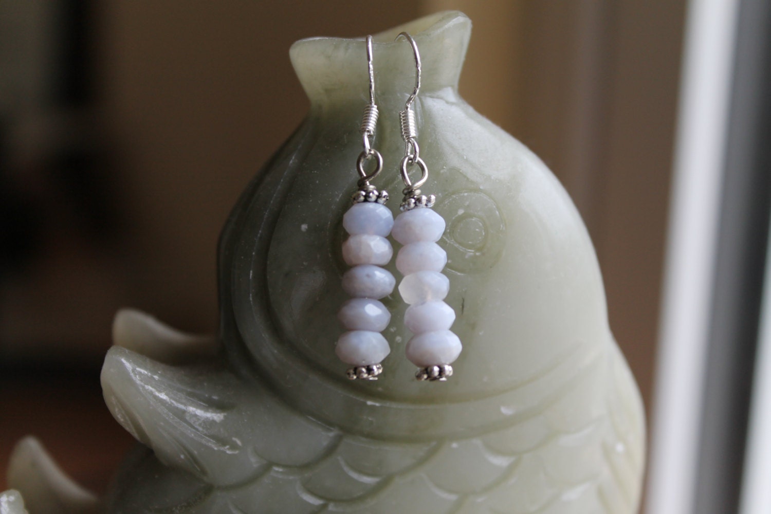 Schöne Kleine Glastiegel Chalcedon Ohrringe, Sterling Silber Haken von JianBeadsJewelry