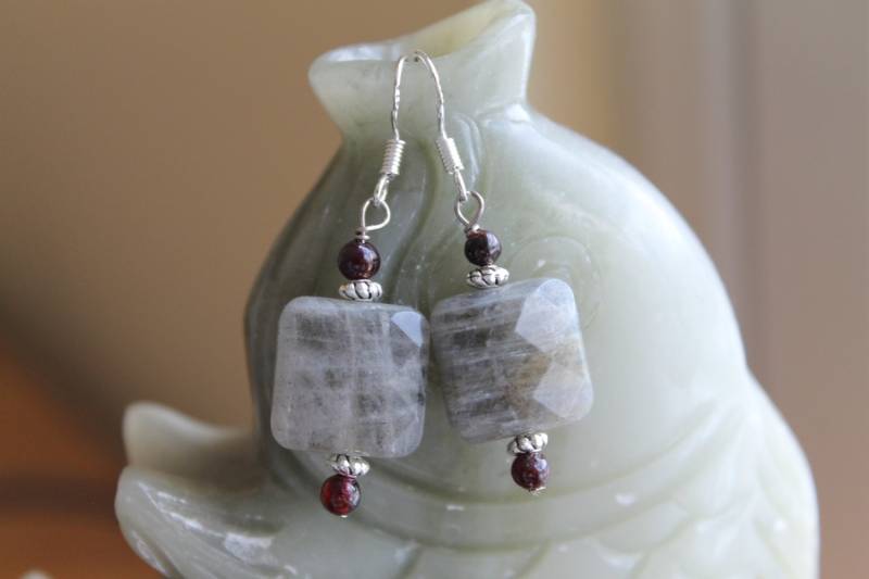 Schöne Natürliche Facettiert Quadratisch Labradorit Mit Roten Granat Ohrringe, Sterling Silber Haken von JianBeadsJewelry