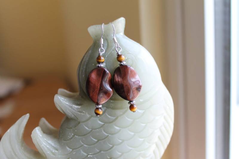 Schöne Rote Welle Tiger Eye Ohrringe, Sterling Silber Haken von JianBeadsJewelry