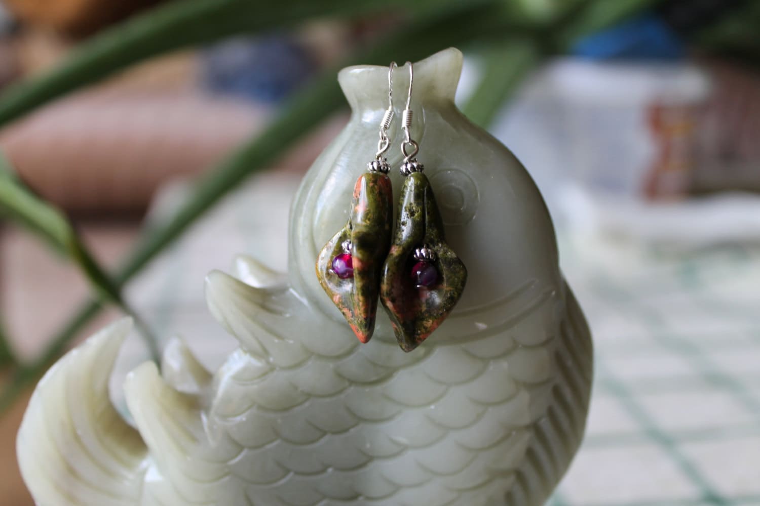 Schöne Unakit Blumenohrringe, Sterling Silber Haken von JianBeadsJewelry