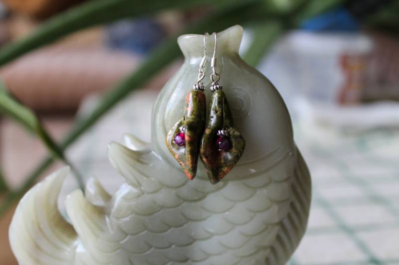 Schöne Unakit Blumenohrringe, Sterling Silber Haken von JianBeadsJewelry