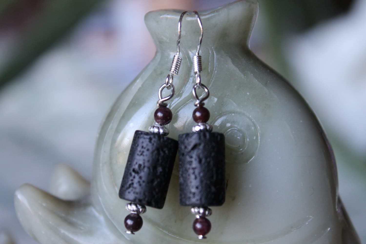 Schwarze Lava Mit Roten Granat Ohrringe, Sterling Silber Haken | Kostenlosen Versand in Usa von JianBeadsJewelry