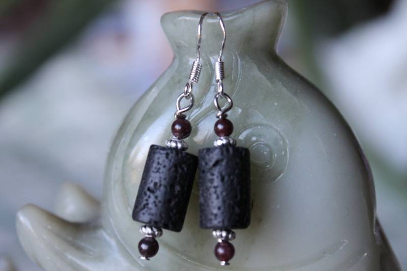 Schwarze Lava Mit Roten Granat Ohrringe, Sterling Silber Haken | Kostenlosen Versand in Usa von JianBeadsJewelry