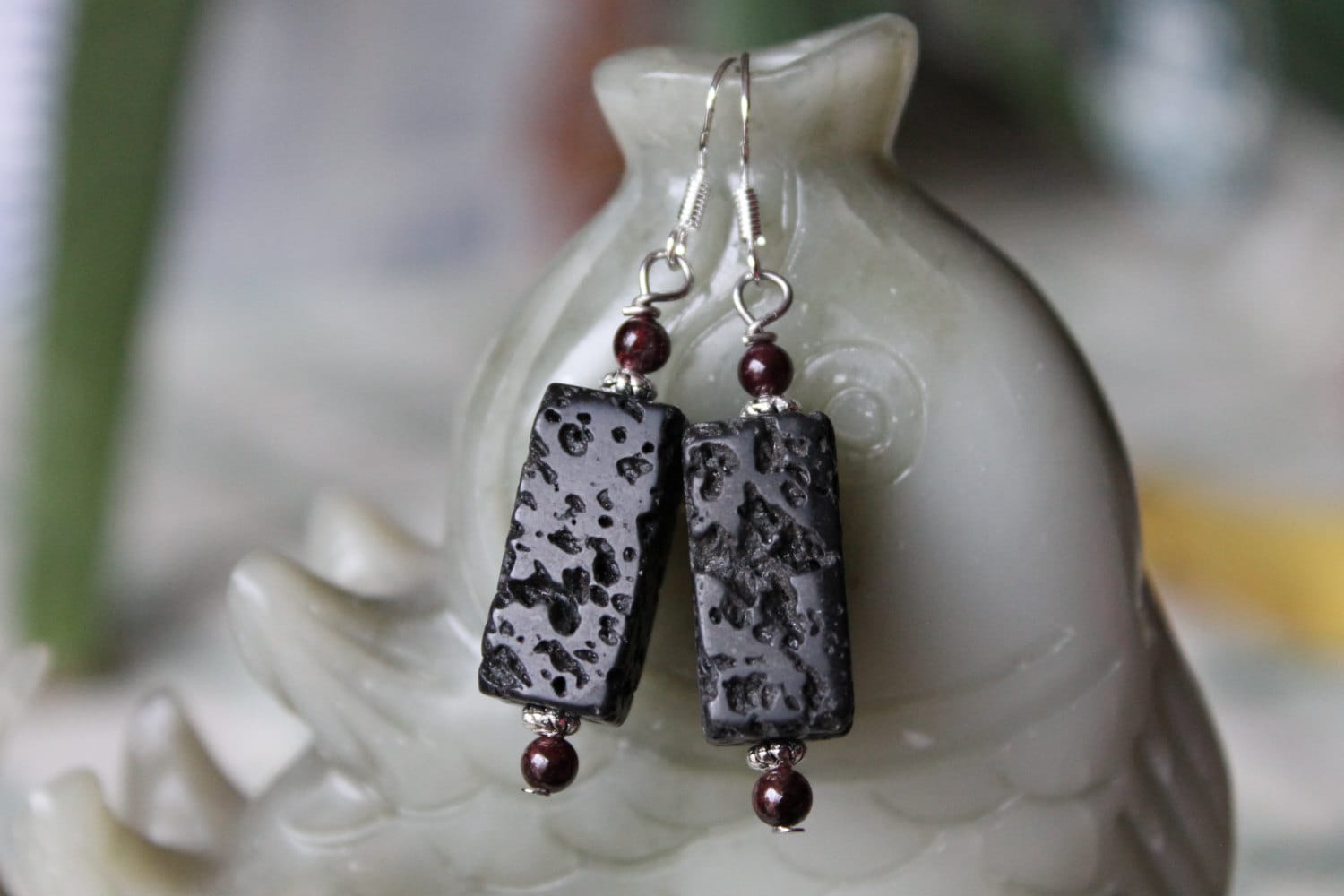 Schwarze Lava Mit Roten Granat Ohrringe, Sterling Silber Haken von JianBeadsJewelry