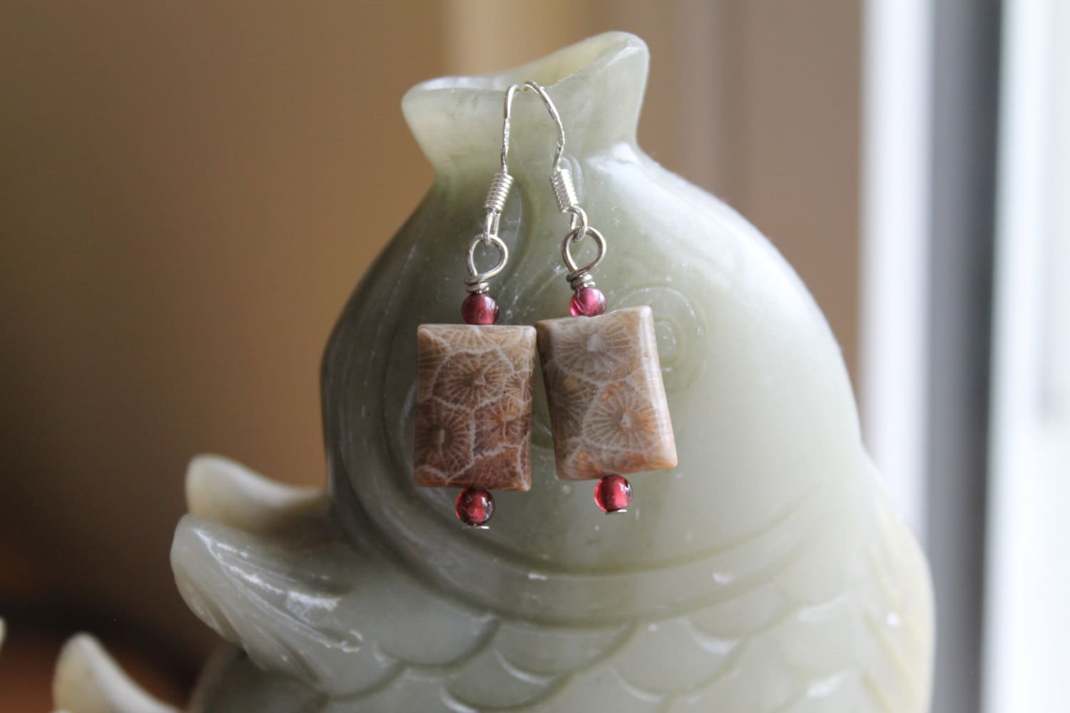 Süße Kleine Korallen Fossil Mit Roten Granat Ohrringe, Sterling Silber Haken von JianBeadsJewelry