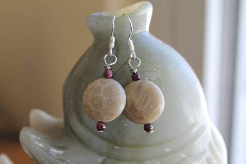 Süße Kleine Münze Korallen Fossil Mit Roten Granat Ohrringe, Sterling Silber Haken von JianBeadsJewelry