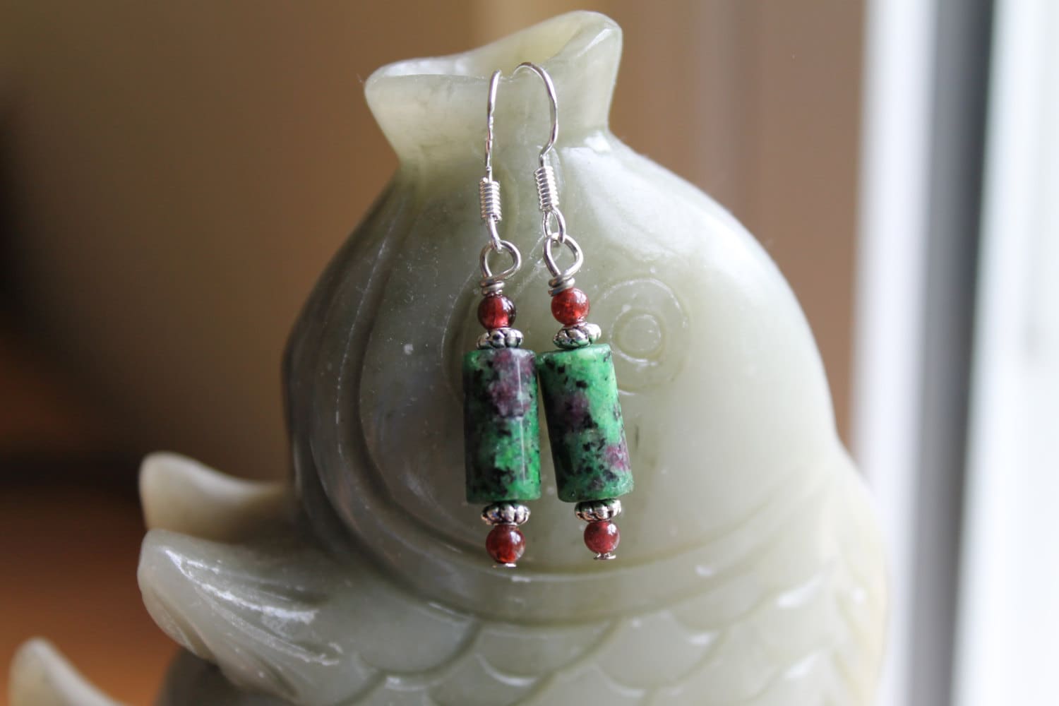 Süße Kleine Rubin-Zoisit Mit Roten Granat Ohrringe, Sterling Silber Haken | Kostenlosen Versand in Usa von JianBeadsJewelry