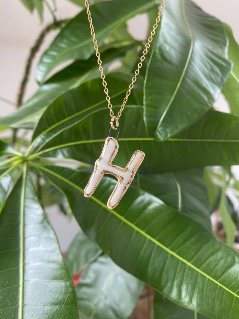 Handmodellierte Porzellan Initiale Anhänger 24K Gold Luster Keramik Halskette Charm Handmodellierte Porzellan Initiale Anhänger 24K Gold Luster Keramik Halskette Charm von JiggELWiggLE