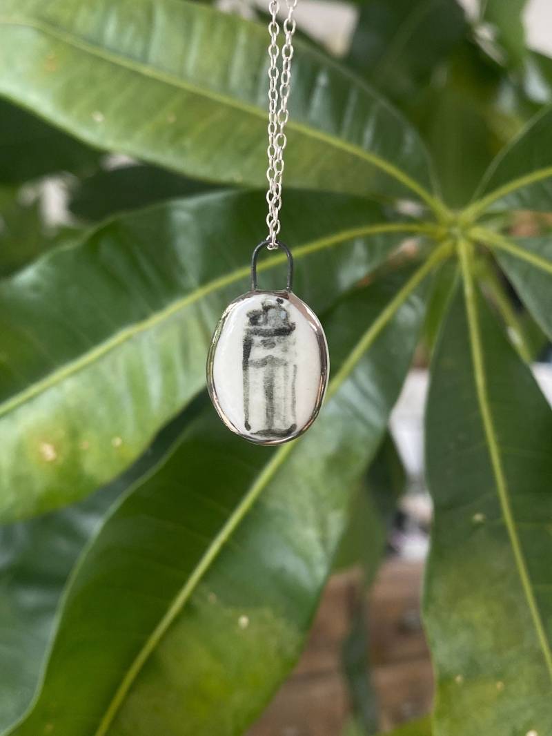 Hand Modelliert Porzellan Feuerzeug Anhänger Platinum Luster Keramik Halskette Charm Hand Modelliert Porzellan Feuerzeug Anhänger Platinum Luster Keramik Halskette Charm von JiggELWiggLE