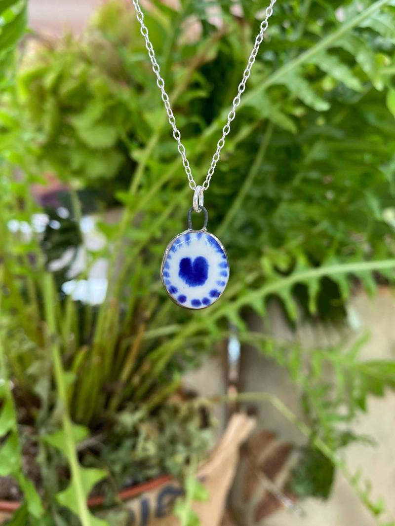 Hand Modelliert Porzellan Herz Anhänger Platinum Luster Keramik Halskette Charm Hand Modelliert Porzellan Herz Anhänger Platinum Luster Keramik Halskette Charm von JiggELWiggLE